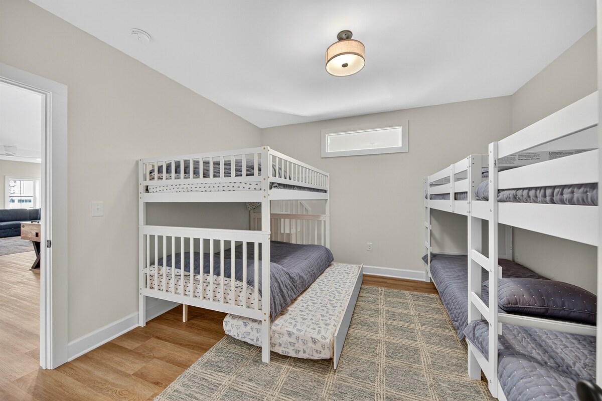 Dos camas dobles, dos literas individuales y una cama nido individual adicional hacen de este el lugar de reunión ideal para niños.