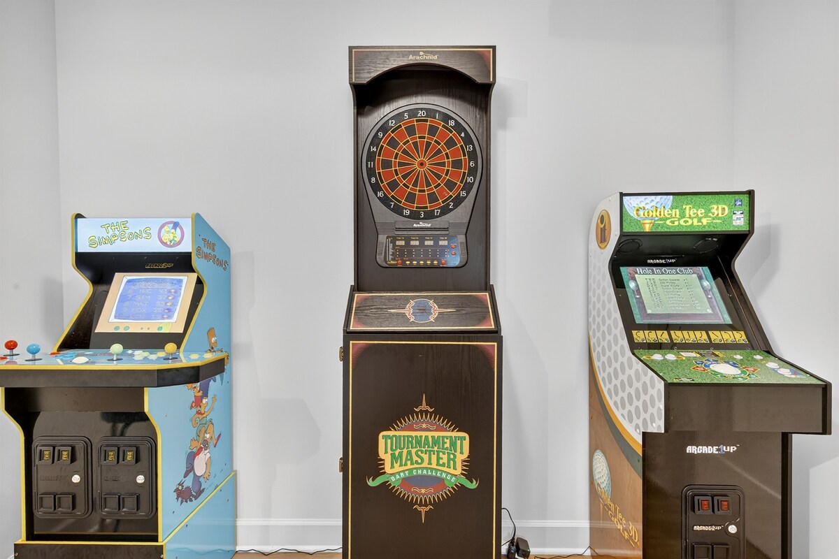 Mejora tus vacaciones en thFrom videojuegos nostálgicos a dardos, este rincón de juego de lujo ofrece diversión y competencia amistosa para huéspedes de todas las edades.