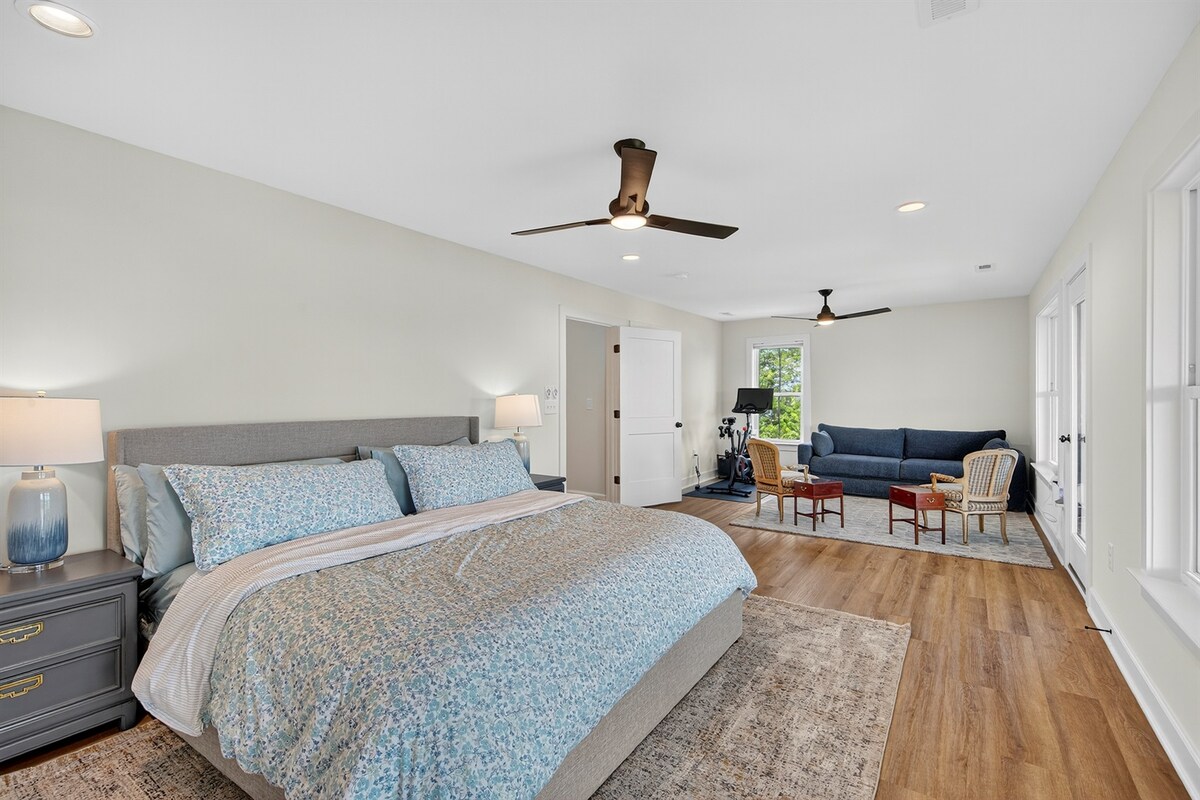 Un rincón acogedor para descansar y recargar energías, con un sofá cama y vistas tranquilas al lago.