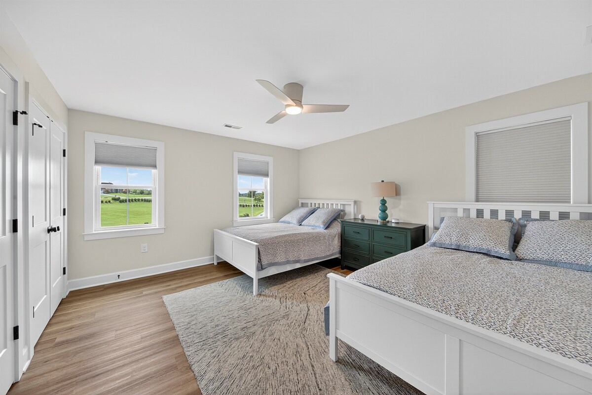 Amplia y tranquila, esta habitación incluye dos camas tamaño queen y mucho espacio.