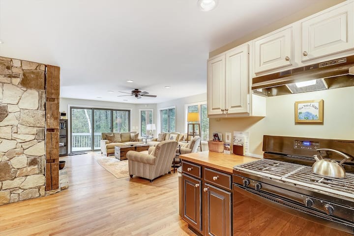 Spruce Pond Haven: 4 Br, Fireplace, Pond, Garage! - Stowe, VT
