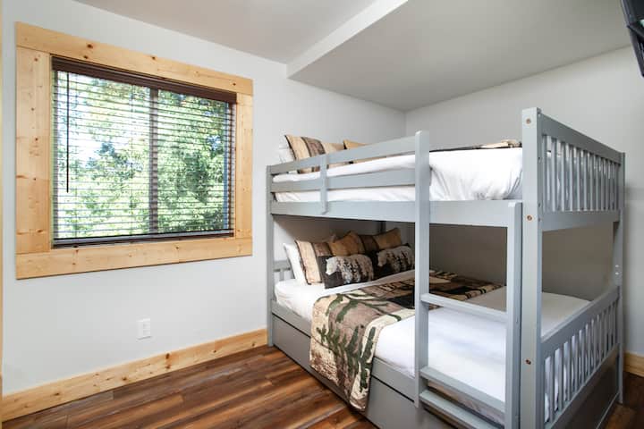 מיטות קומותיים – מסיבת פיג'מות בסגנון בקתה