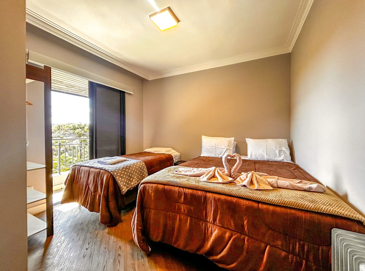 Relájate en una suite encantadora con muebles de alta gama y vistas a la naturaleza