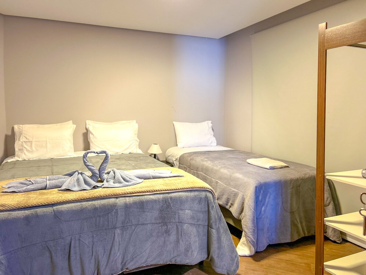 Suite con cama queen y cama individual para descansar después de un día ajetreado