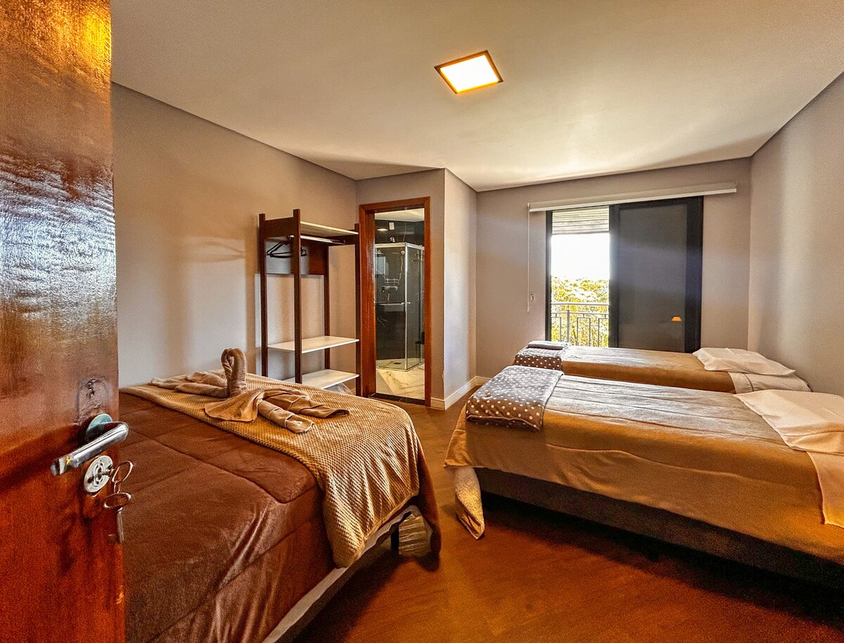 Despiértate con el canto de los pájaros en esta suite climatizada con vistas verdes