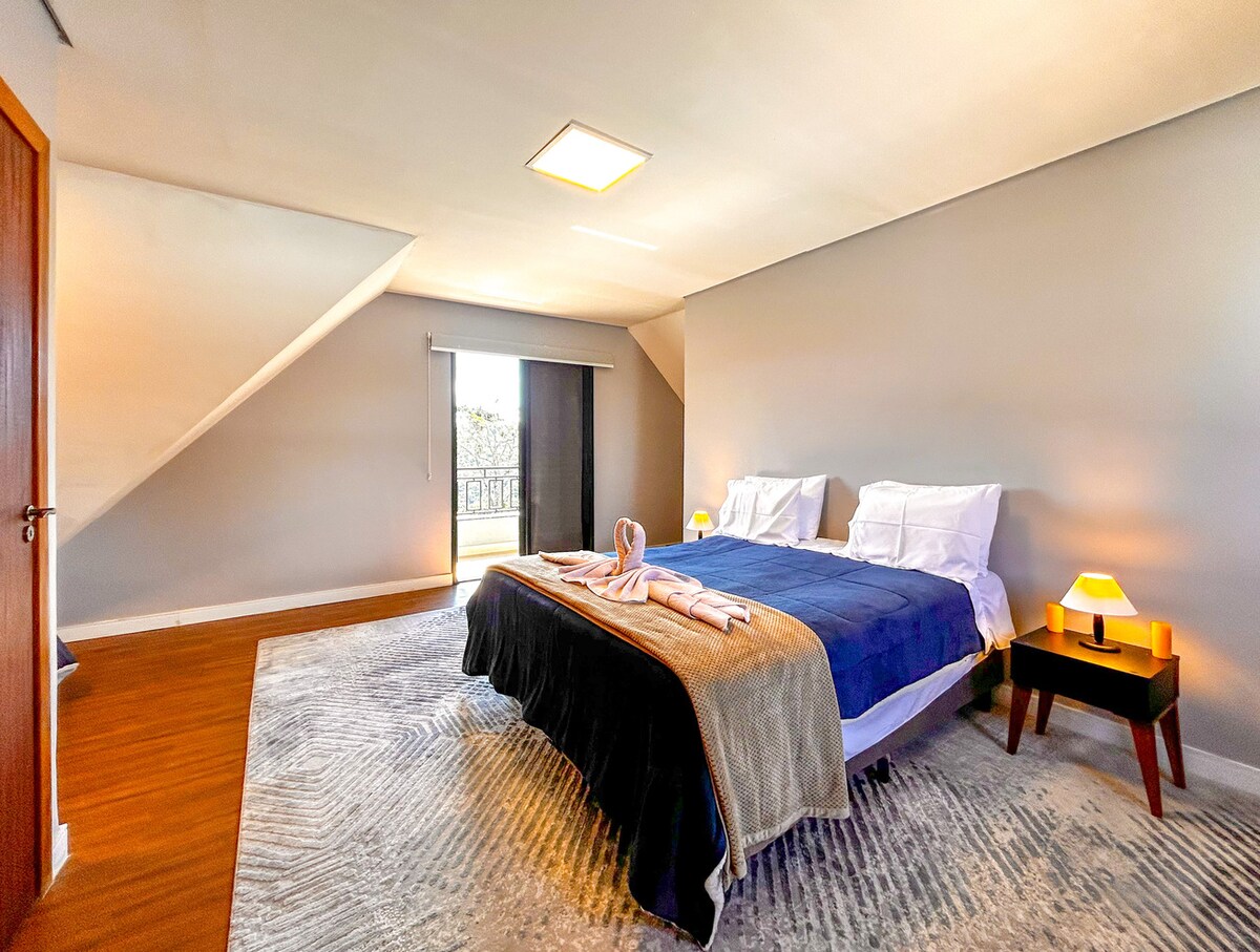 Suite 3 con camas queen y camas individuales, diseñada para aquellos que buscan tranquilidad