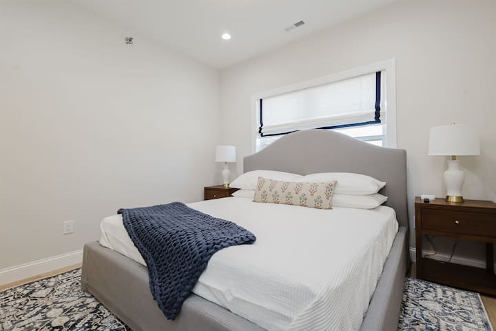 ห้องนอนคิงไซส์พร้อมห้องน้ำในตัว เหมาะสำหรับสิ้นสุดวันของคุณ