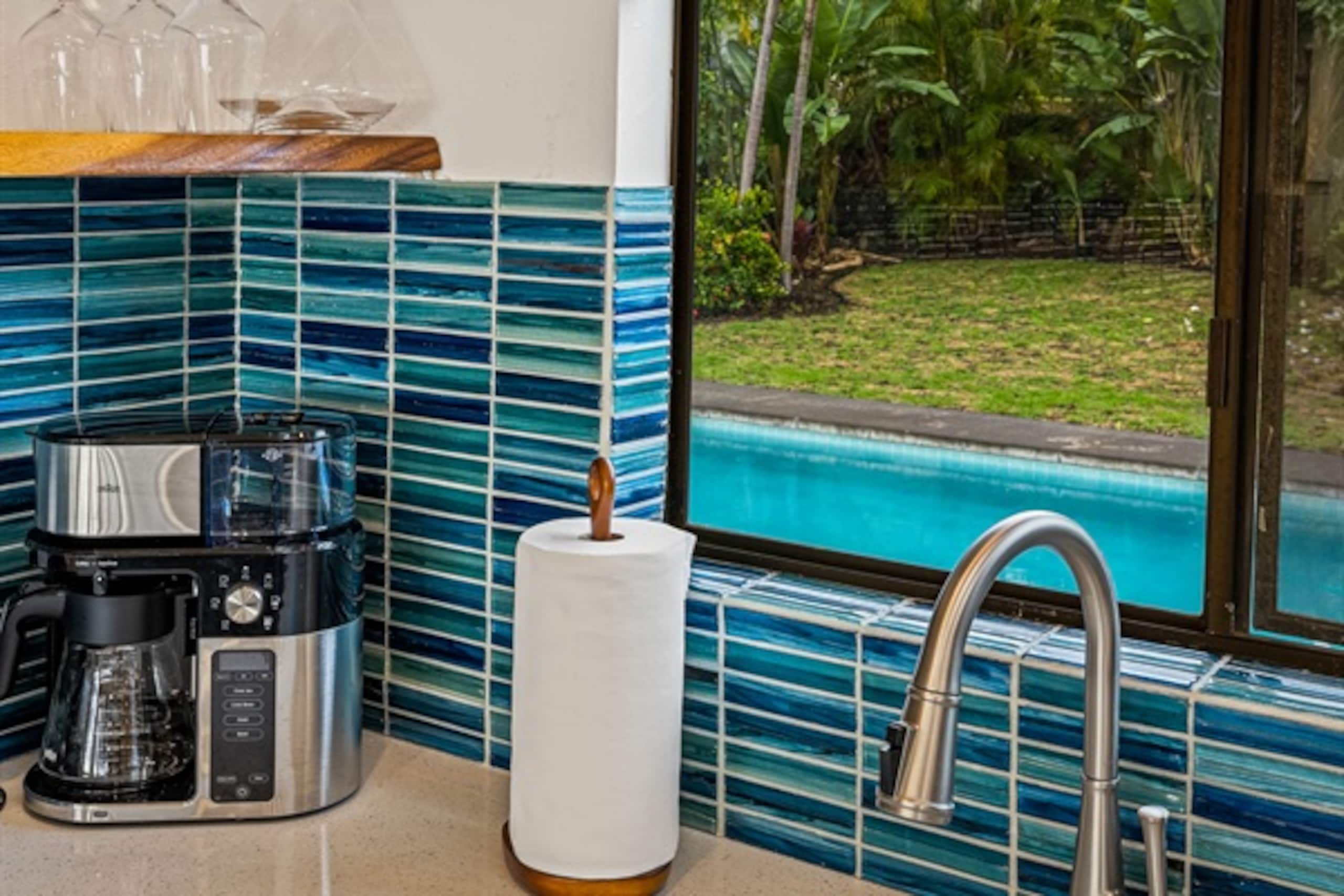Home in Kailua-Kona · ★5.0 · 4 bedrooms · 13 beds · 3 private baths - Image 21