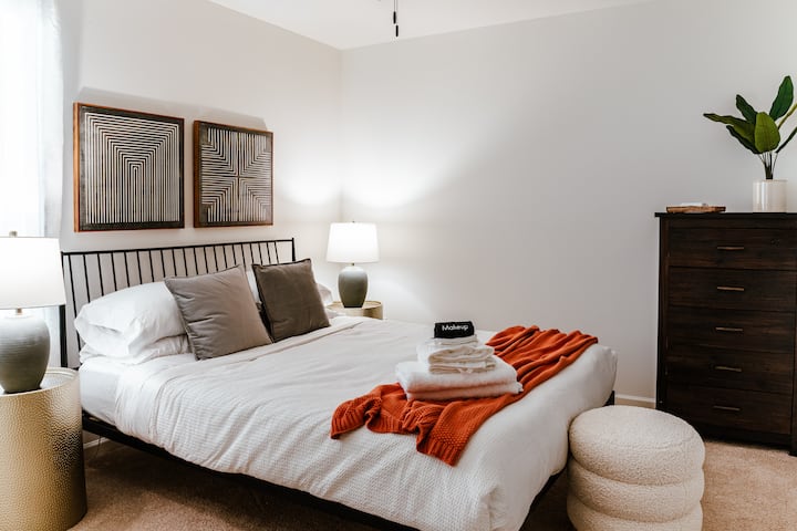 100% cotton linens, Queen purple mattress ready for your stay.