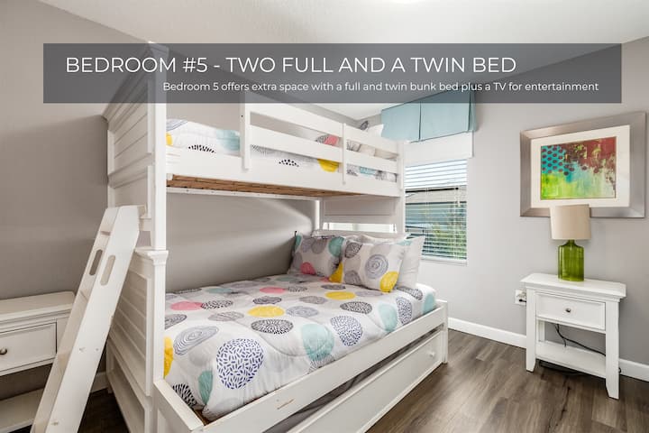 El dormitorio 5 cuenta con una litera completa y dos camas individuales, perfecta para niños o huéspedes adicionales.