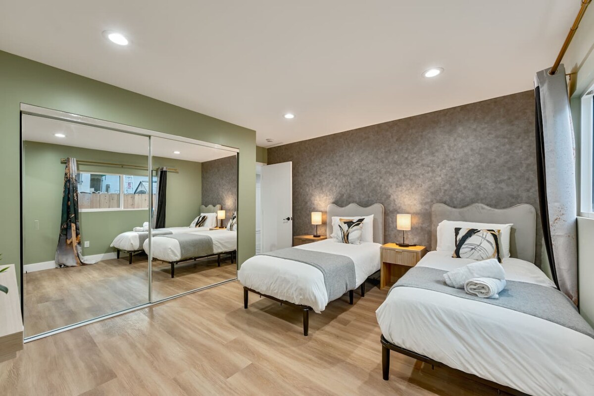 نوم مرن في غرفة النوم رقم 1. مثالي للزملاء أو الأصدقاء! توفر هذه الغرفة سريرين مفردين مريحين، مما يضمن حصول الجميع على مساحتهم الخاصة. تصميم عصري وتشطيبات أنيقة.