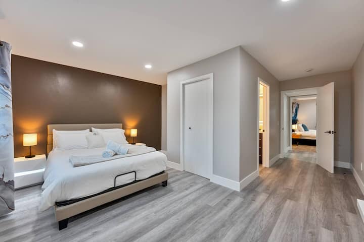 El dormitorio 2 cuenta con una cama tamaño queen prémium y un televisor grande. Una habitación limpia, tranquila y privada diseñada para parejas o viajeros solos. ¡Duerme bien y recarga energías!