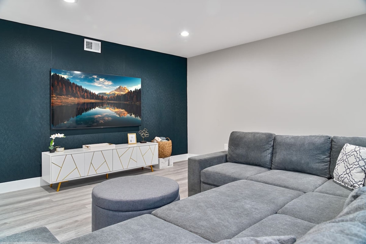 غرفة معيشة واسعة مع تلفزيون ذكي ضخم وسرير أريكة قابل للسحب. المكان المركزي لوقت توقف مجموعتك. تصميم عصري ومقاعد مريحة للجميع.