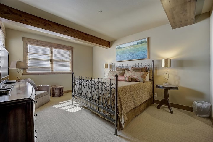 Glavna spavaća soba ima bračni krevet (180 – 200) i vlastitu kupaonicu. (Mont Cervin #22)