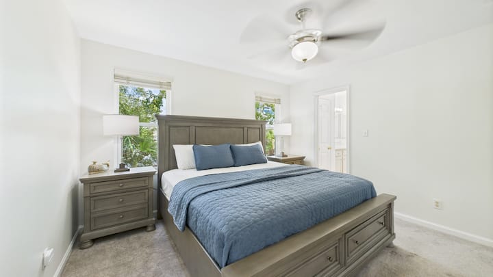 Главна спална соба со брачен кревет (широк 150-179 см) и сопствена бања (за 2 лица)