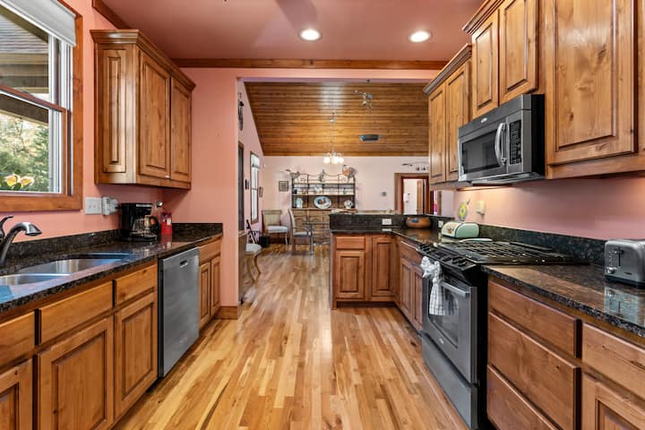 Creekside Cradle: Cozy 3br Retreat In Highlands - Highlands, NC