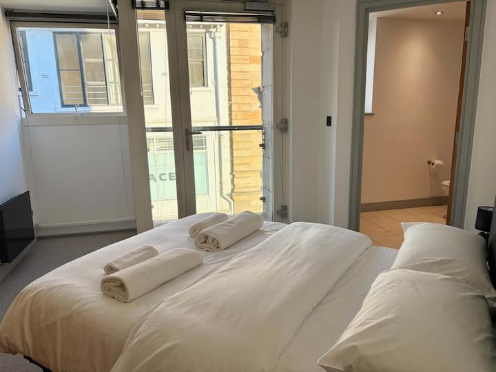 Chumba cha pili cha kulala mara mbili chenye bafu la chumbani na roshani ya kujitegemea, ikichanganya starehe na urahisi katika fleti ya likizo ya kati ya York