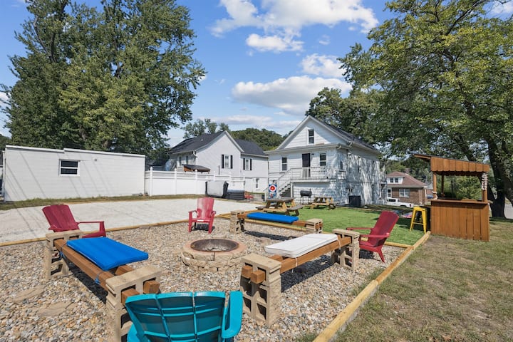 Hot Tub + Fire Pit + Dog-friendly Retreat Beach - Michigan City, IN