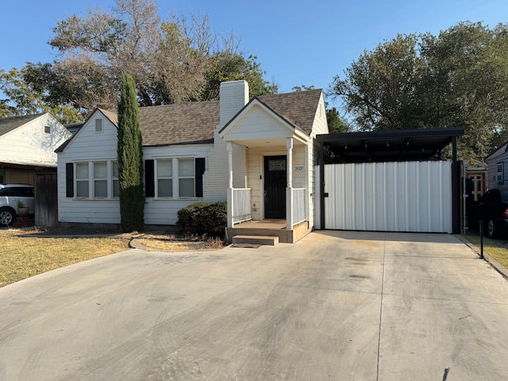 The Matador Cottage Near Ttu (Entire Property) - Lubbock, TX