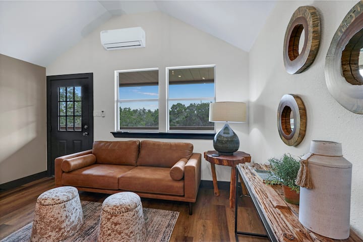 Поглед кон просторот за седење во дневната соба. - Alpine at The Bend