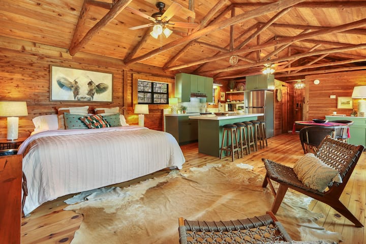 Уживајте во отворениот концепт на живеење во главниот простор на дрвената колиба - Lajitas at The Bend