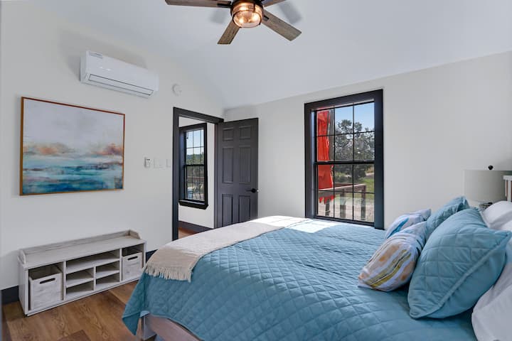 Поглед од бањата 1 кон влезот на спалната соба 1. - Terlingua at The Bend