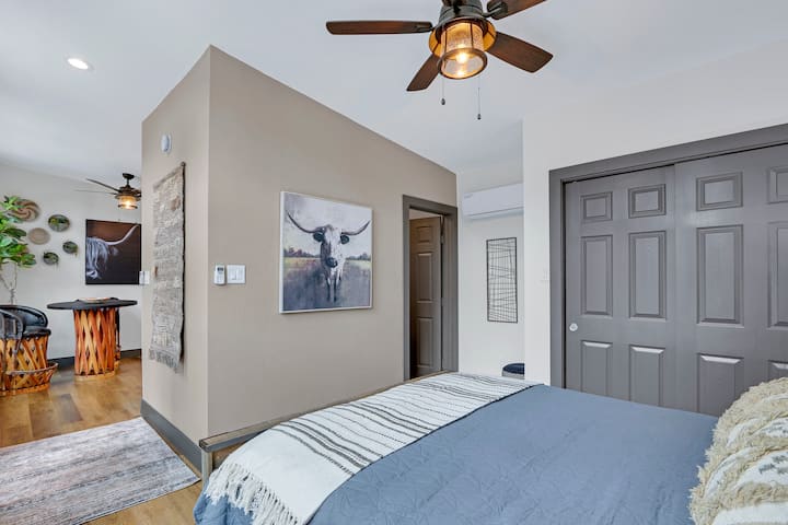 Поглед од спалната соба кон ходникот кон кујната.  Влезот во бањата се гледа десно. - Марта во The Bend