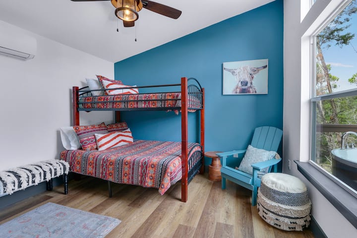 Спална соба 2 е надвор од дневниот простор на домот и има двокреветна соба над Full Bunkbed - Presidio at The Bend
