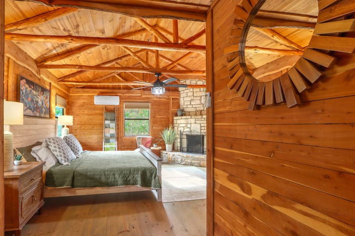 Поглед кон влезот во спалната соба. - Сандерсон во The Bend