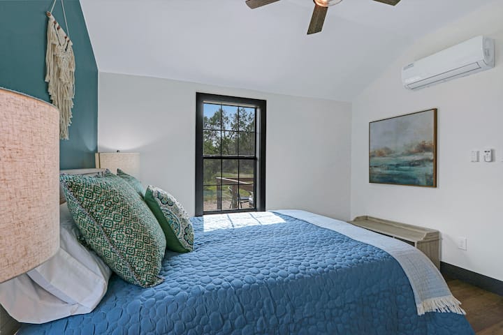 Поглед кон спалната соба 2 од бањата 2. - Terlingua at The Bend