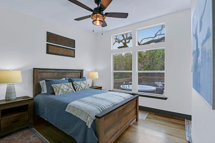 Поглед кон брачниот кревет (широк 150-179 см) од влезот во бањата. - Маратон во Бенд