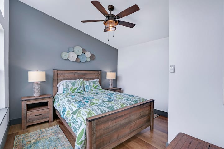 Во спалната соба 1 има брачен кревет (широк 150-179 см) и бања. - Presidio at The Bend