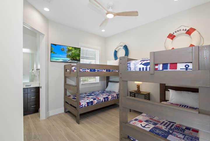 ห้องนอนแขกชั้น 2 ห้องที่ 3 มีเตียงสองชั้นแบบเตียงแฝดสองชั้น