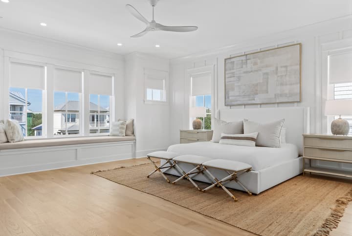 Главната спална соба има брачен кревет (широк 150-179 см), телевизор и сопствена бања.