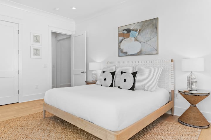 Во спалната соба 6 има брачен кревет (широк 150-179 см), телевизор и сопствена бања.