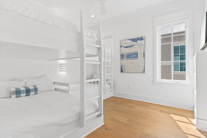 Во спалната соба 7 има двоен кревет на спрат и брачен кревет на спрат.