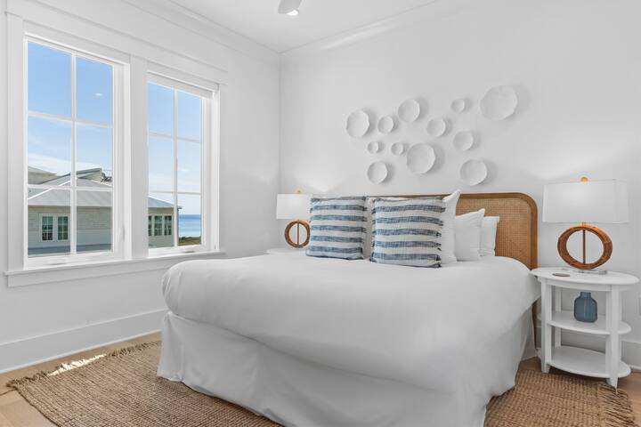 Во спалната соба 5 има брачен кревет (широк 150-179 см), телевизор и сопствена бања.