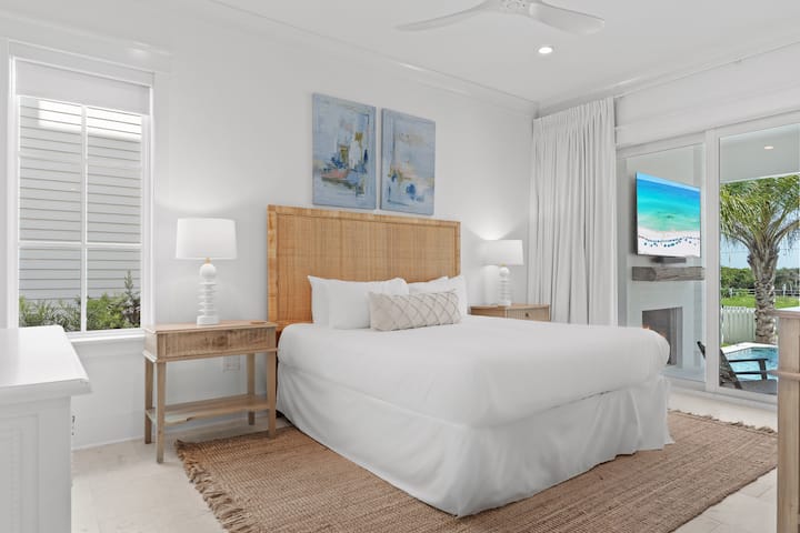 Во спалната соба 2 има брачен кревет (широк 150-179 см), телевизор, пристап до поплочен двор и сопствена бања.