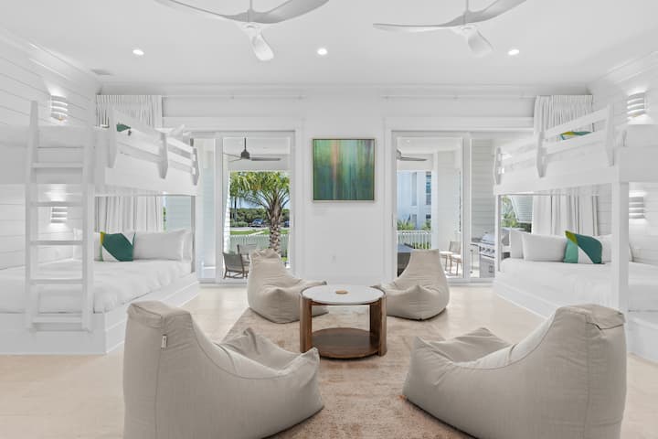 Во спалната соба 3 има 3 брачни кревета на спрат, пристап до поплочен двор и сопствена бања.