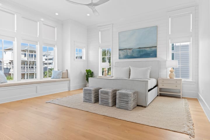 Спалната соба 4 има брачен кревет (широк 180-220 см).