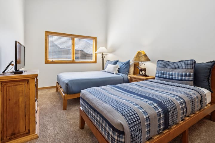 Manželská posteľ a dve samostatné postele s rovnakou posteľnou bielizňou – ideálne pre rodiny alebo skupiny.