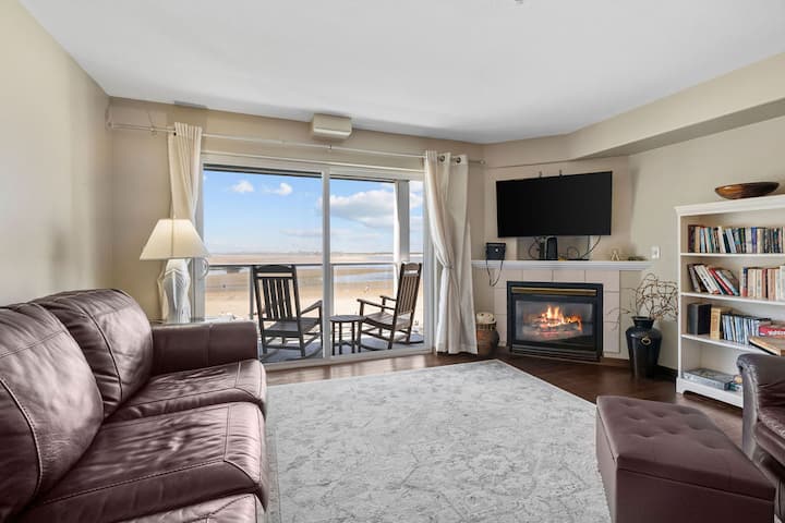 Serene Bayfront Condo With Balcony - Lincoln City, OR