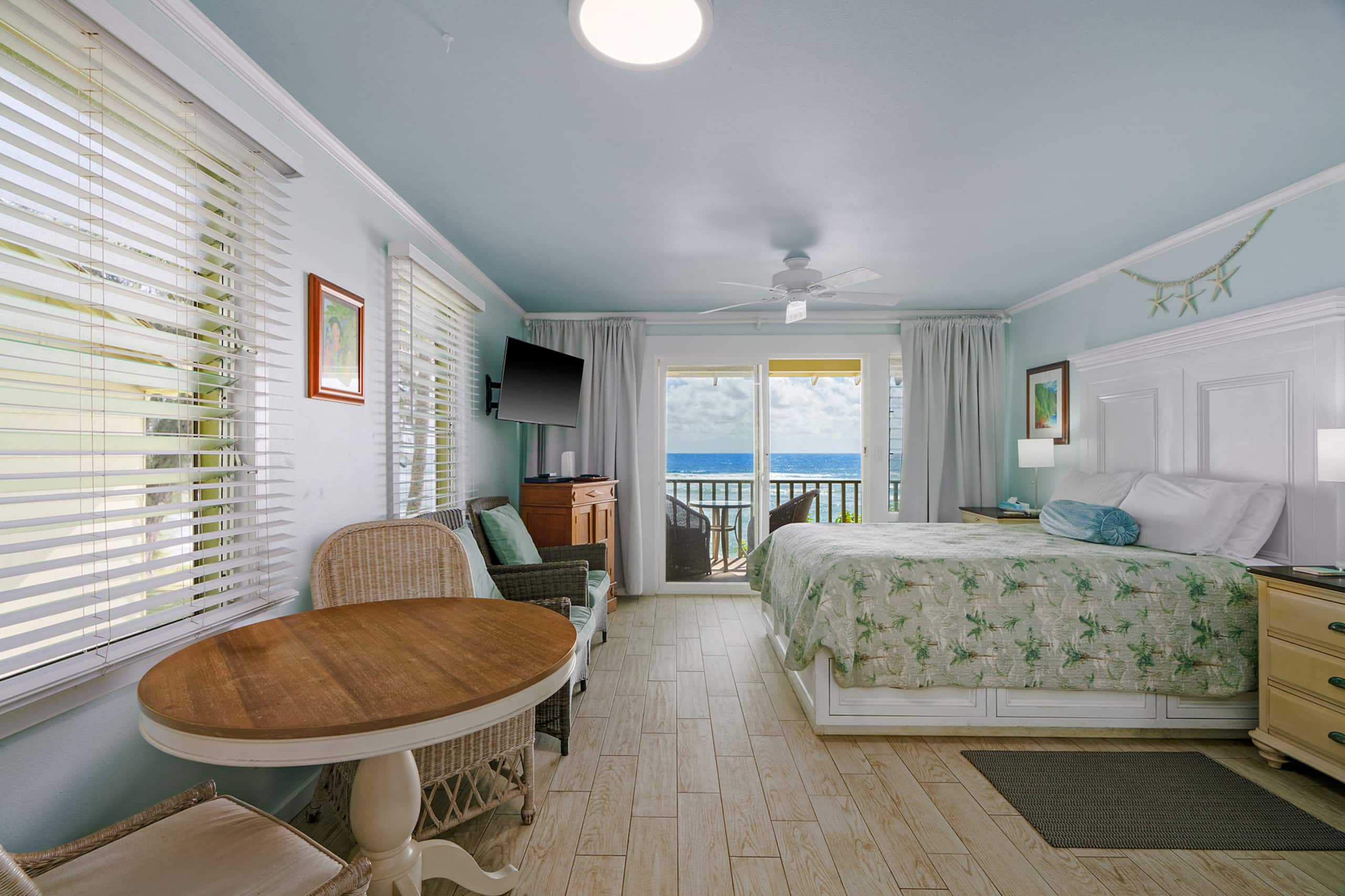 Oceanfront Studio with Panoramic Views - Photo 5