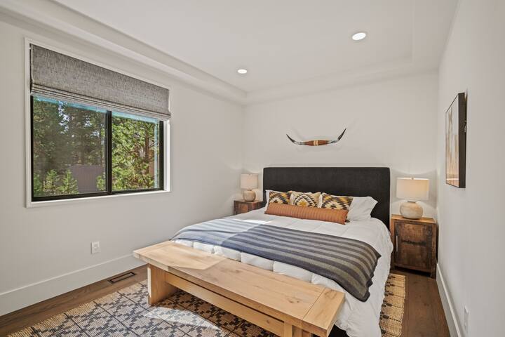 Modern Sunriver Escape | Hot Tub, Deck & Ping Pong