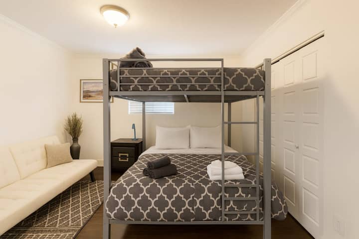 חדר שינה נעים עם מיטת קווין-אובר-קווין, מצעים נקיים ופוטון נוח מושלם לקבוצות או למשפחות!