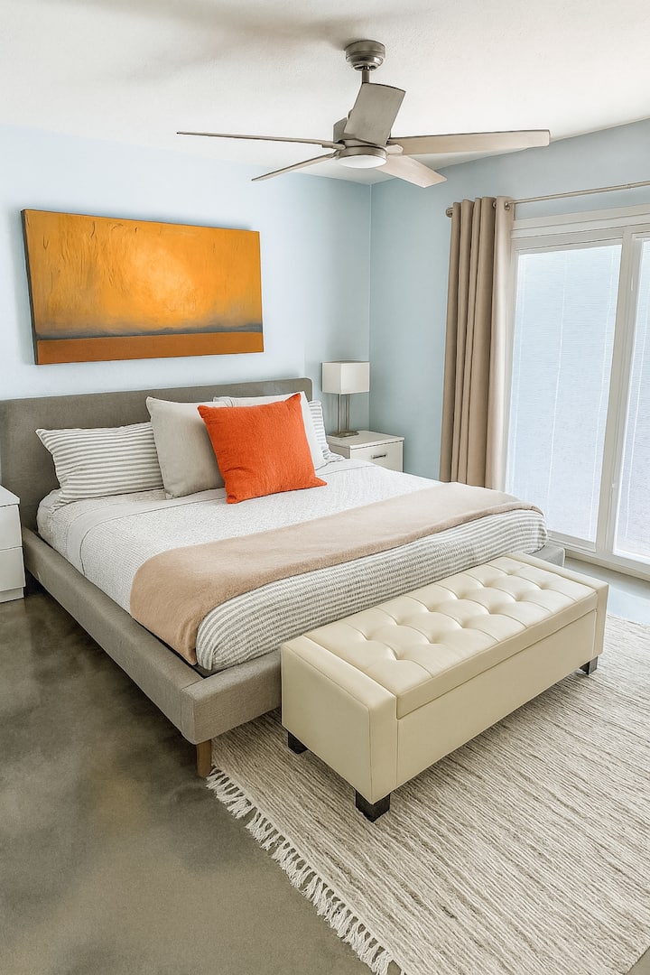 חדר שינה מואר ומודרני עם אור טבעי