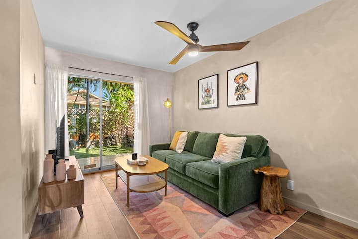 Ukumbi wa Kisasa wa Mexico wenye Mapambo ya Kisanii na Sanaa Halisi ya Jiji la Mexico”
Iliyopambwa kwa umakini kwa kutumia nguo zilizotengenezwa kwa mikono, udongo maalumu na kazi ya sanaa iliyowekwa kwenye fremu iliyopatikana moja kwa moja kutoka Mexico City.
* Kiti Kipya cha Kawaida na Kitanda cha Sofa* 