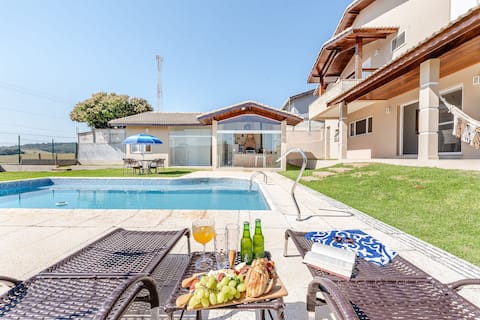 Retreat with pool, fireplace and comfort – 1 hour from SP