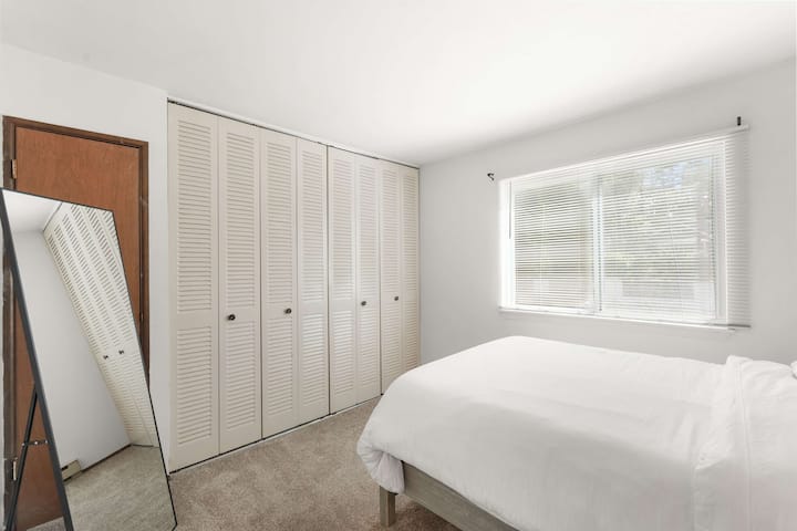 Ნათელი საძინებელი კომფორტული საწოლით, დიდი კარადებით საკმარისი სათავსოთი და სრულმეტრაჟიანი სარკით მოხერხებულობისთვის.