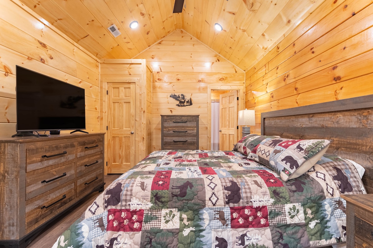 Pool Table, Hot tub, Theater, Minute to downtown! - Cabins for